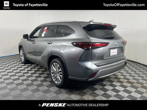 Used 2026 Toyota Highlander Platinum AWD/4WD image 3