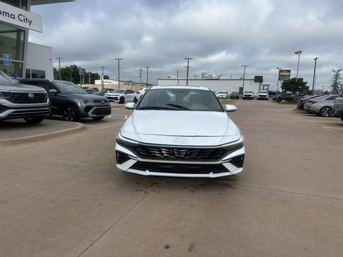 Used 2025 Hyundai Elantra SEL FWD image 2