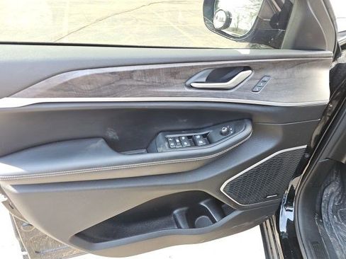 Used 2023 Jeep Grand Cherokee L Limited w/ Luxury Tech Group II image 20