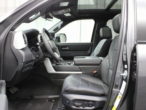 Used 2025 Toyota Sequoia Platinum image 9