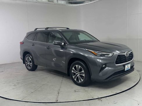Used 2022 Toyota Highlander XLE AWD/4WD image 8