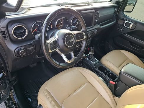 Used 2018 Jeep Wrangler Unlimited Sahara w/ Uconnect 4C Nav & Sound Group AWD/4WD image 13