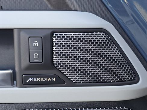 Used 2024 Land Rover Defender 110 S image 13