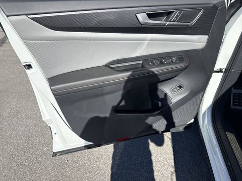 Certified 2025 Volkswagen Atlas Peak Edition SE image 23