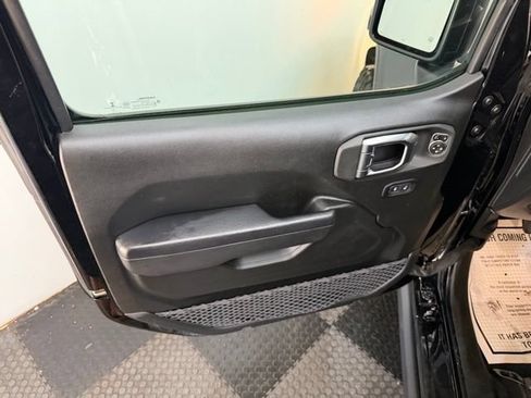 Used 2023 Jeep Wrangler Unlimited Rubicon w/ Cold Weather Group AWD/4WD image 16