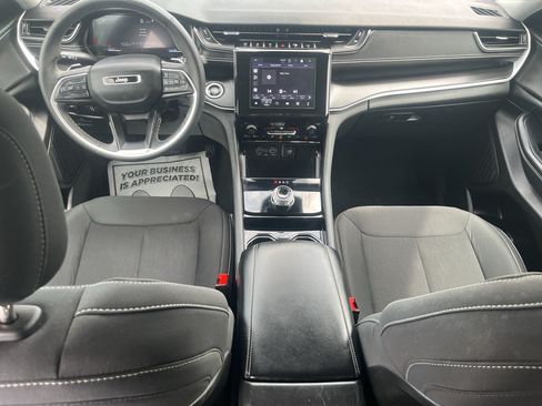 Used 2023 Jeep Grand Cherokee Laredo AWD/4WD image 19