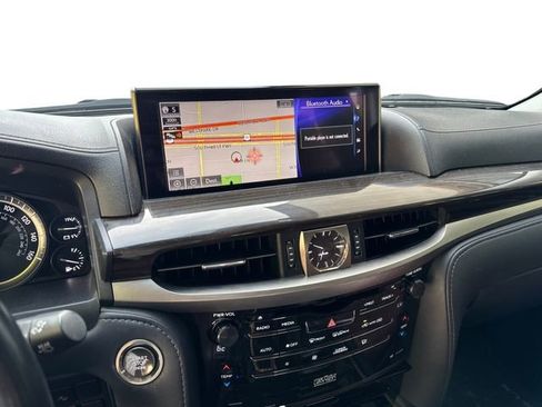 Used 2021 Lexus LX 570 4WD w/ Luxury Package image 11