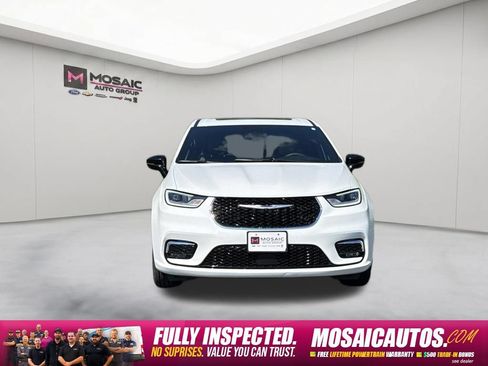 Used 2026 Chrysler Pacifica Limited FWD image 2