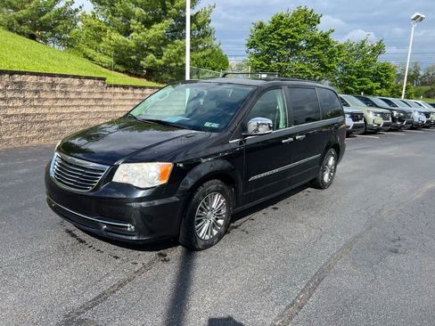 Used 2014 Chrysler Town & Country Touring-L w/ Driver Convenience Group FWD image 9