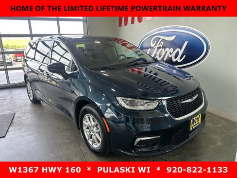 Used 2023 Chrysler Pacifica Touring-L FWD image 3
