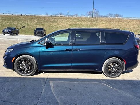 Used 2024 Chrysler Pacifica Touring-L w/ S Appearance Package image 10