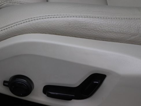 Used 2019 Volvo XC60 T6 Momentum w/ Premium Package image 12