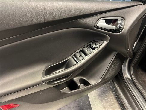 Used 2017 Ford Focus SEL w/ Cold Weather Package image 7