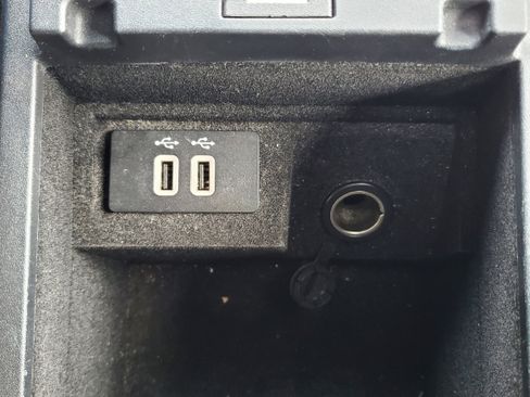 Used 2016 Lincoln MKS image 23