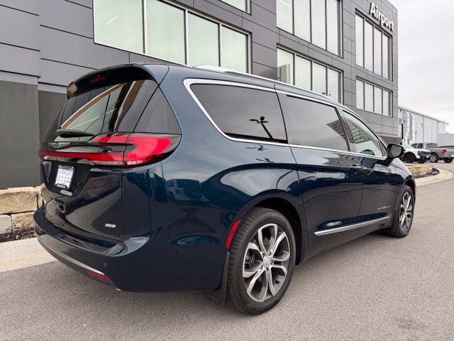 Used 2025 Chrysler Pacifica Pinnacle AWD/4WD image 3