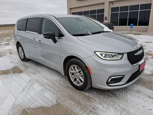 Used 2024 Chrysler Pacifica Touring-L image 4