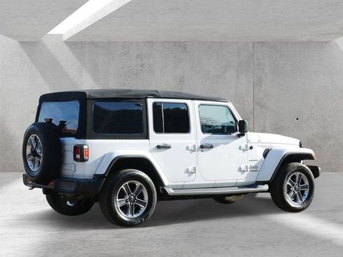 Used 2018 Jeep Wrangler Unlimited Sahara AWD/4WD image 3