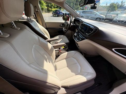 Used 2019 Chrysler Pacifica Touring-L FWD image 21