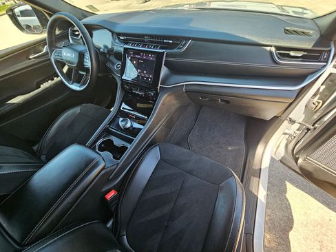 Used 2025 Jeep Grand Cherokee Altitude image 33