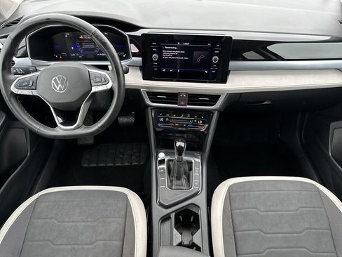 Used 2025 Volkswagen Taos SE FWD image 17