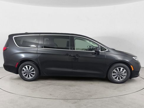 Used 2023 Chrysler Pacifica Touring-L FWD image 6