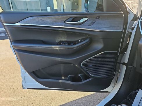 Used 2023 Jeep Grand Cherokee Overland w/ Luxury Tech Group IV image 32