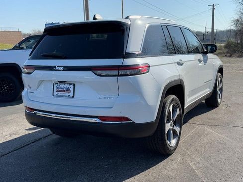 Used 2023 Jeep Grand Cherokee Laredo image 3