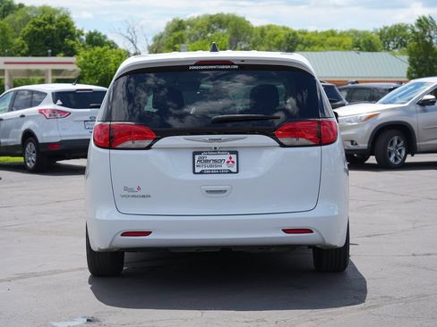 Used 2021 Chrysler Voyager LX FWD image 4