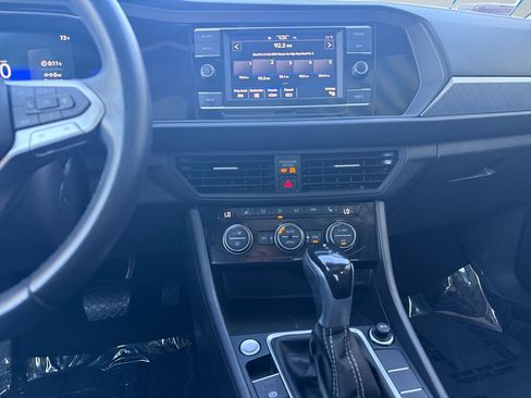 Used 2022 Volkswagen Jetta SE image 11