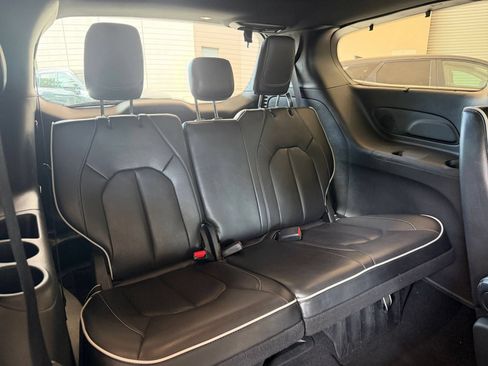 Used 2025 Chrysler Pacifica Limited FWD image 26