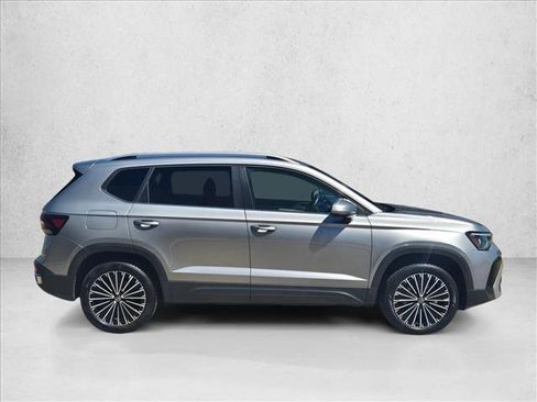 Used 2025 Volkswagen Taos SE FWD image 4