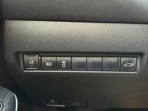 Used 2021 Toyota Venza XLE image 29