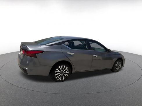 Used 2025 Nissan Altima 2.5 SV FWD image 14