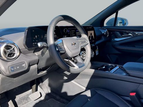 Used 2025 Chevrolet Blazer EV LT FWD image 9