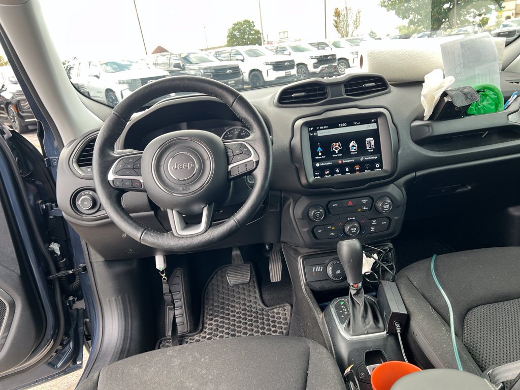 Used 2023 Jeep Renegade Latitude w/ Premium Group AWD/4WD image 8