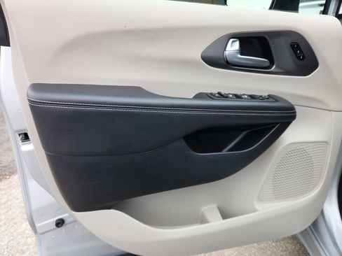 Used 2024 Chrysler Pacifica Touring-L image 21