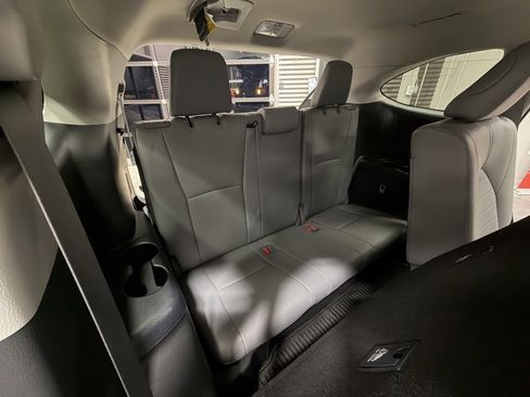 Used 2022 Toyota Highlander XLE image 7