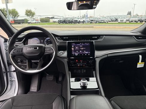 New 2025 Jeep Grand Cherokee Altitude image 26