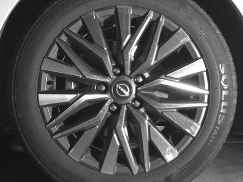 Used 2025 Nissan Altima 2.5 SV FWD image 12