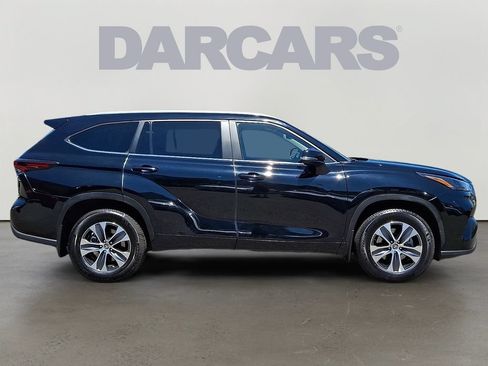 Used 2024 Toyota Highlander XLE AWD/4WD image 7