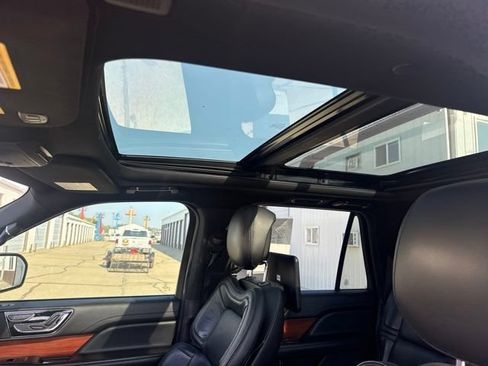 Used 2018 Lincoln Navigator L Select w/ Technology Package AWD/4WD image 3