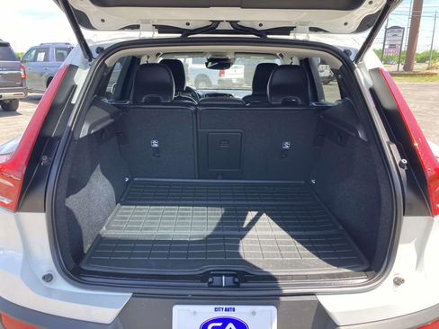 Used 2022 Volvo XC40 T5 Momentum image 14