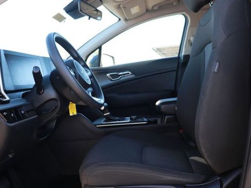 Used 2023 Kia Sportage LX image 9