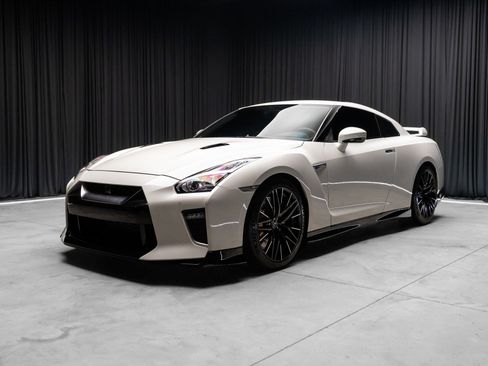 Used 2020 Nissan GT-R Premium AWD/4WD image 27