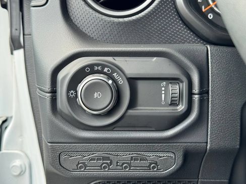 Used 2026 Jeep Wrangler Unlimited Rubicon AWD/4WD image 22