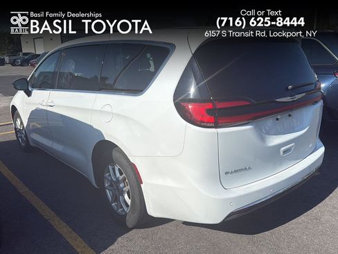 Used 2025 Chrysler Pacifica Select FWD image 1