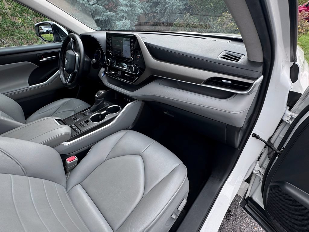 Used 2020 Toyota Highlander XLE AWD/4WD image 37