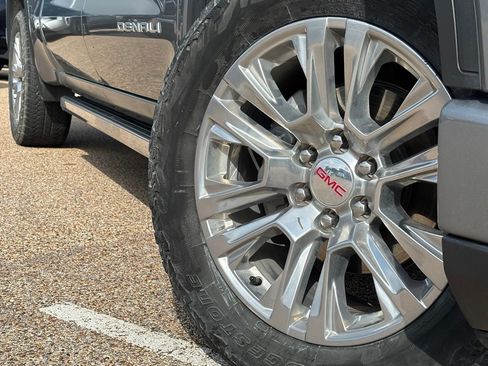 Used 2023 GMC Sierra 1500 Denali w/ Technology Package AWD/4WD image 2