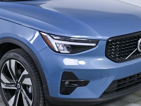 Certified 2025 Volvo XC40 B5 Plus image 39