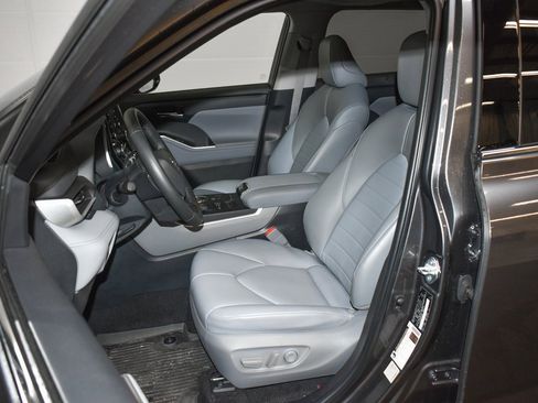 Used 2022 Toyota Highlander XLE image 19